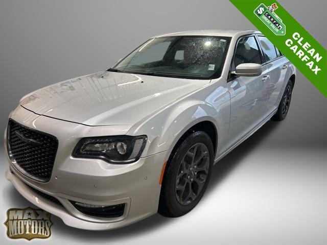 Photo of 2023 Silver Mist Clearcoat Chrysler 300