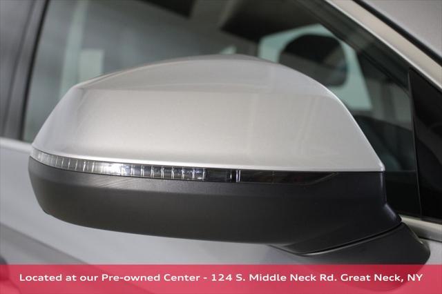 Photo of 2022 Florett Silver Metallic Audi Q5