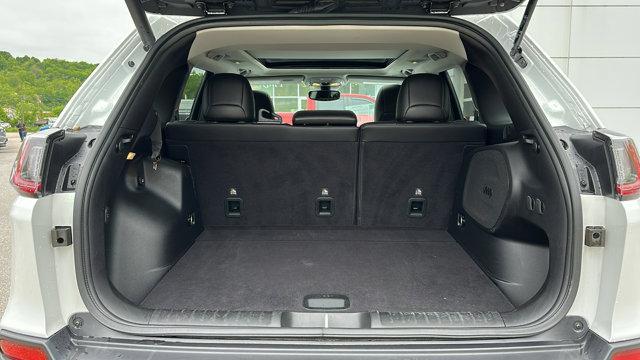 Photo of 2022 White Jeep Cherokee