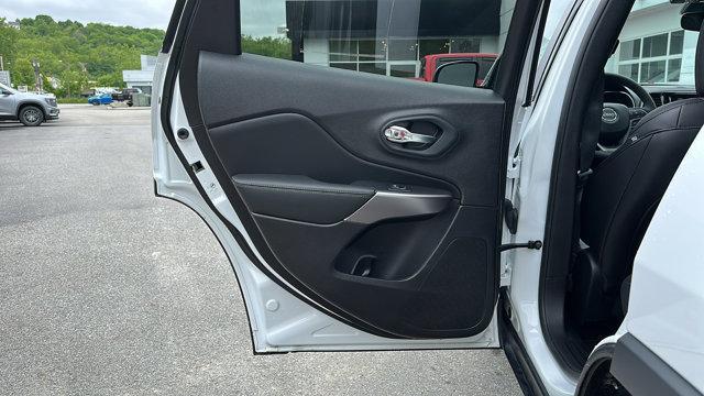 Photo of 2022 White Jeep Cherokee