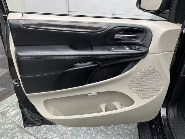 Photo of 2016 Brilliant Black Crystal Pearlcoat Dodge Grand Caravan