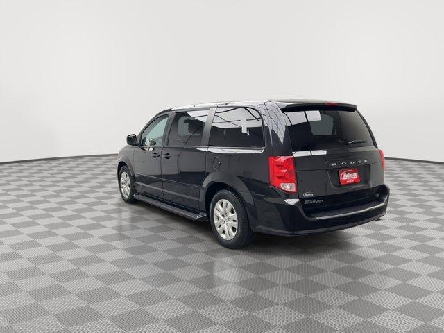 Photo of 2016 Brilliant Black Crystal Pearlcoat Dodge Grand Caravan