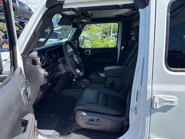 Photo of 2025 Bright White Clearcoat Jeep Wrangler