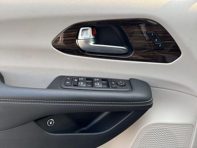 Photo of 2023 Brilliant Black Crystal Pearlcoat Chrysler Pacifica Hybrid
