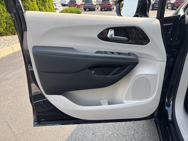 Photo of 2023 Brilliant Black Crystal Pearlcoat Chrysler Pacifica Hybrid