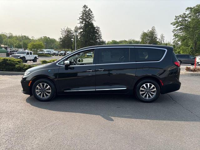 Photo of 2023 Brilliant Black Crystal Pearlcoat Chrysler Pacifica Hybrid