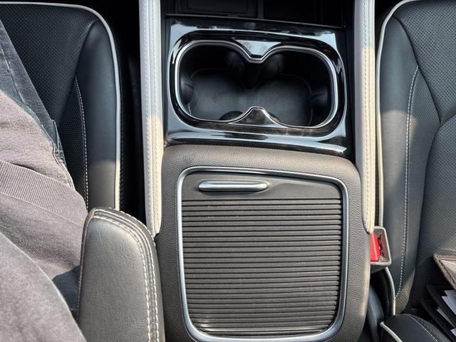 Photo of 2023 Brilliant Black Crystal Pearlcoat Chrysler Pacifica Hybrid