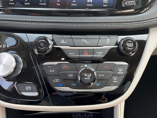 Photo of 2023 Brilliant Black Crystal Pearlcoat Chrysler Pacifica Hybrid