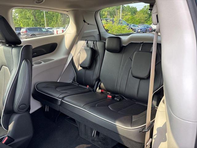 Photo of 2023 Brilliant Black Crystal Pearlcoat Chrysler Pacifica Hybrid