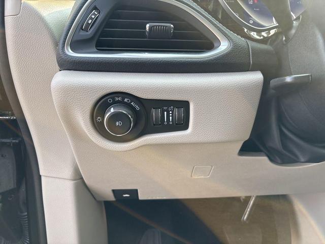 Photo of 2023 Brilliant Black Crystal Pearlcoat Chrysler Pacifica Hybrid