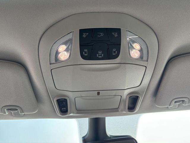Photo of 2023 Brilliant Black Crystal Pearlcoat Chrysler Pacifica Hybrid