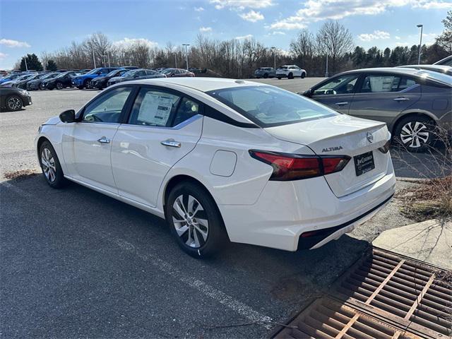 Photo of 2025 Glacier White Nissan Altima