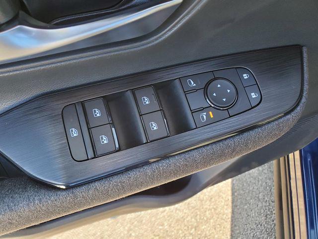Photo of 2025 Deep Blue Pearl/Gun Metallic Nissan Kicks