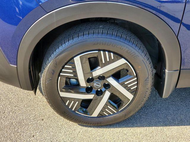 Photo of 2025 Deep Blue Pearl/Gun Metallic Nissan Kicks