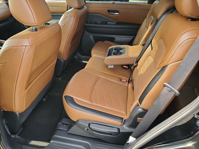 Photo of 2022 Super Black Nissan Pathfinder