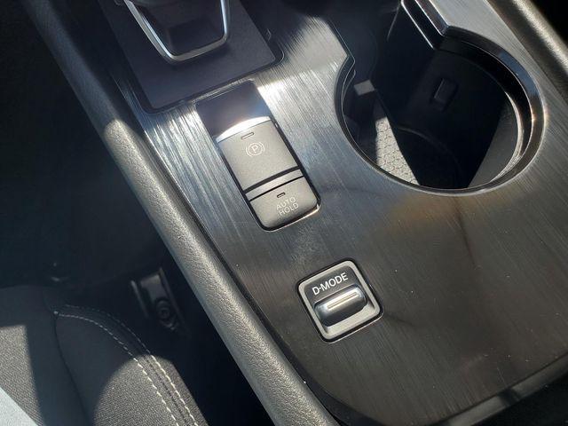 Photo of 2024 Glacier White Nissan Rogue