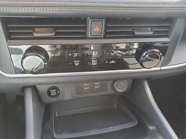 Photo of 2024 Glacier White Nissan Rogue