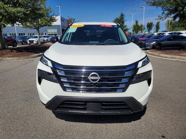 Photo of 2024 Glacier White Nissan Rogue
