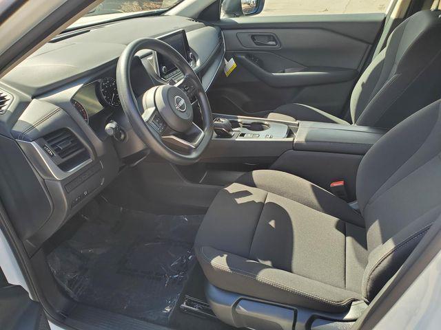 Photo of 2024 Glacier White Nissan Rogue