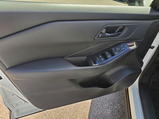 Photo of 2024 Glacier White Nissan Rogue