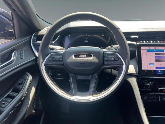 Photo of 2025 Diamond Black Crystal Pearlcoat Jeep Grand Cherokee L