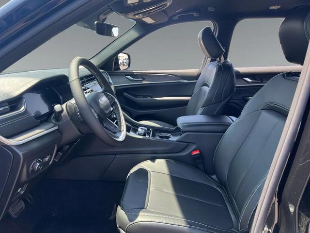 Photo of 2025 Diamond Black Crystal Pearlcoat Jeep Grand Cherokee L