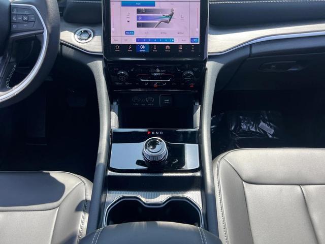Photo of 2025 Diamond Black Crystal Pearlcoat Jeep Grand Cherokee L