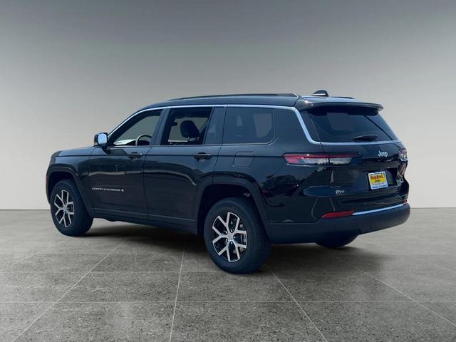 Photo of 2025 Diamond Black Crystal Pearlcoat Jeep Grand Cherokee L