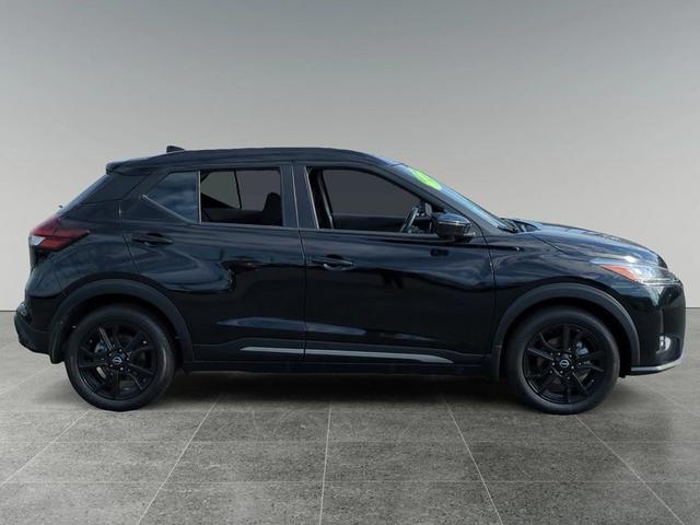 Photo of 2023 Super Black Nissan Kicks