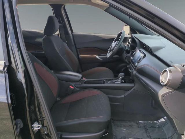 Photo of 2023 Super Black Nissan Kicks