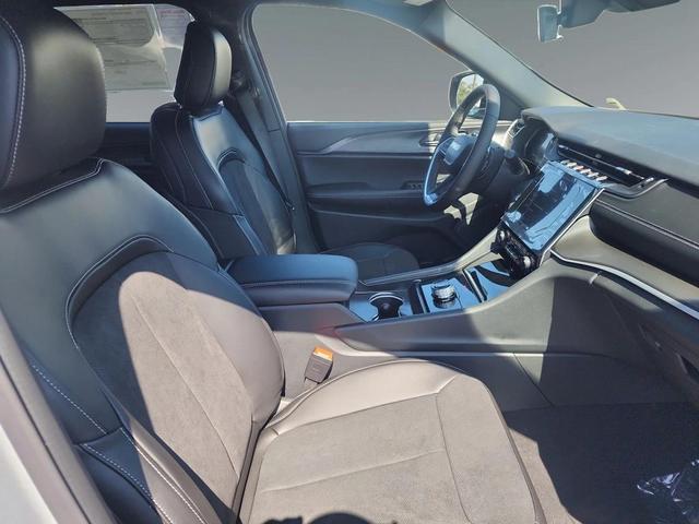 Photo of 2025 Silver Zynith Jeep Grand Cherokee