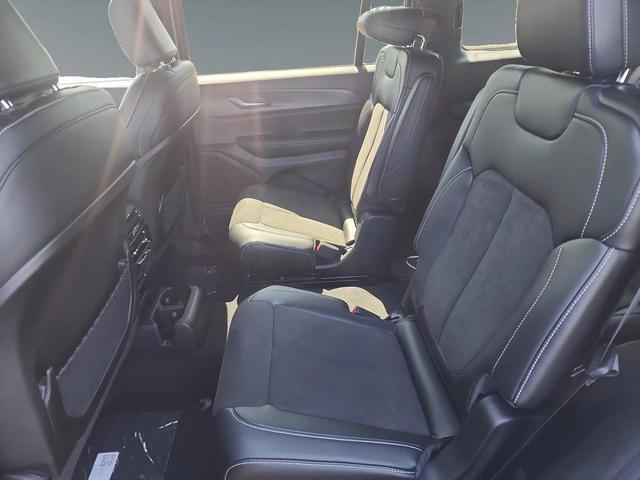Photo of 2025 Silver Zynith Jeep Grand Cherokee