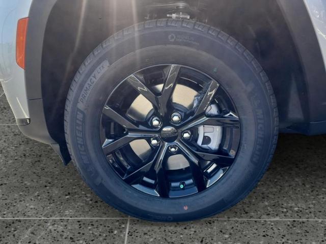 Photo of 2025 Silver Zynith Jeep Grand Cherokee
