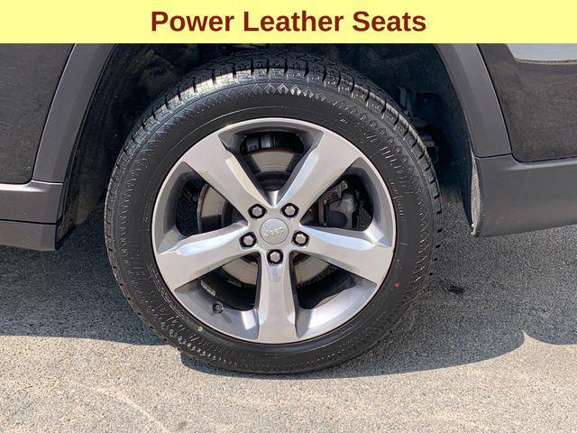 Photo of 2021 Diamond Black Crystal Pearlcoat Jeep Grand Cherokee L