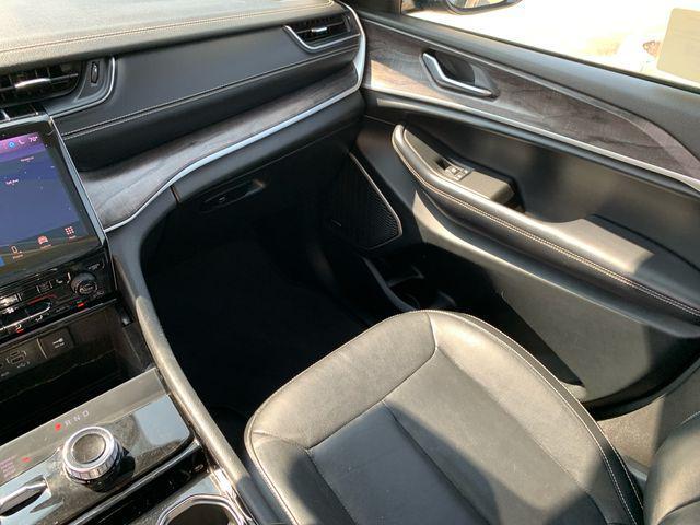 Photo of 2021 Diamond Black Crystal Pearlcoat Jeep Grand Cherokee L