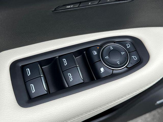 Photo of 2023 Crystal White Tricoat Cadillac XT6