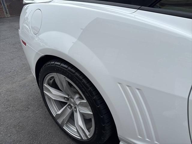 Photo of 2014 White Chevrolet Camaro