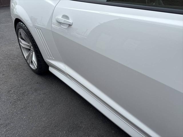 Photo of 2014 White Chevrolet Camaro