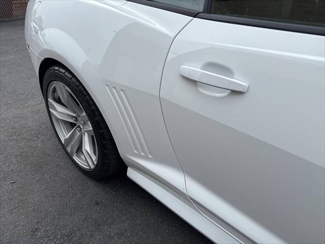 Photo of 2014 White Chevrolet Camaro
