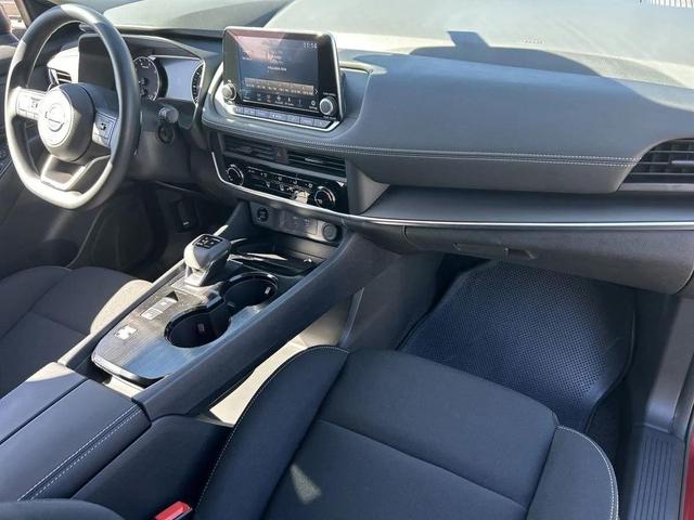 Photo of 2025 Glacier White Nissan Rogue