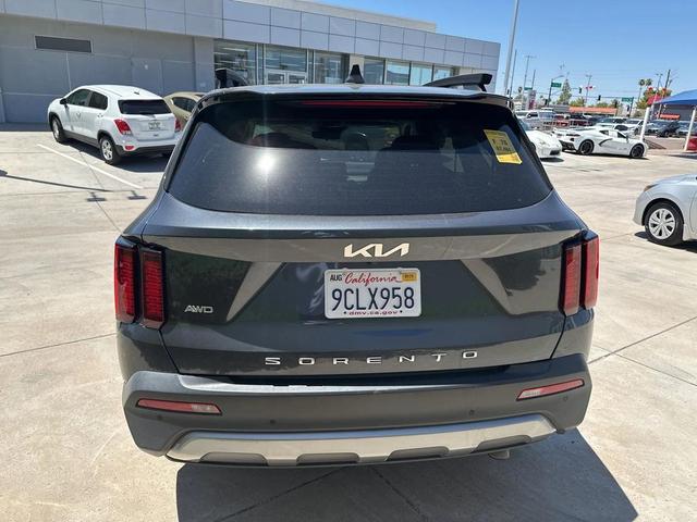 Photo of 2022 Gravity Grey Kia Sorento