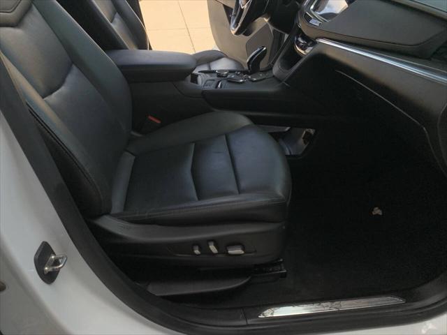 Photo of 2021 White PEARL Cadillac XT5