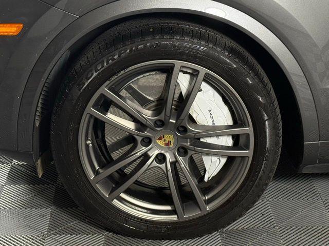 Photo of 2022 Quartzite Grey Metallic Porsche Cayenne
