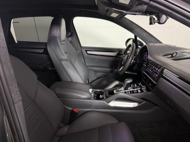 Photo of 2022 Quartzite Grey Metallic Porsche Cayenne