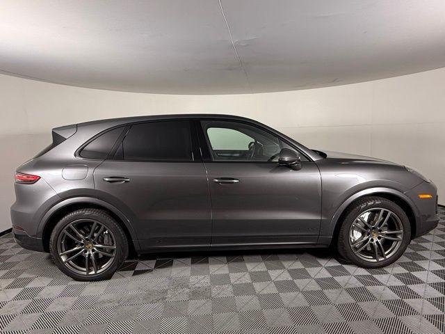 Photo of 2022 Quartzite Grey Metallic Porsche Cayenne