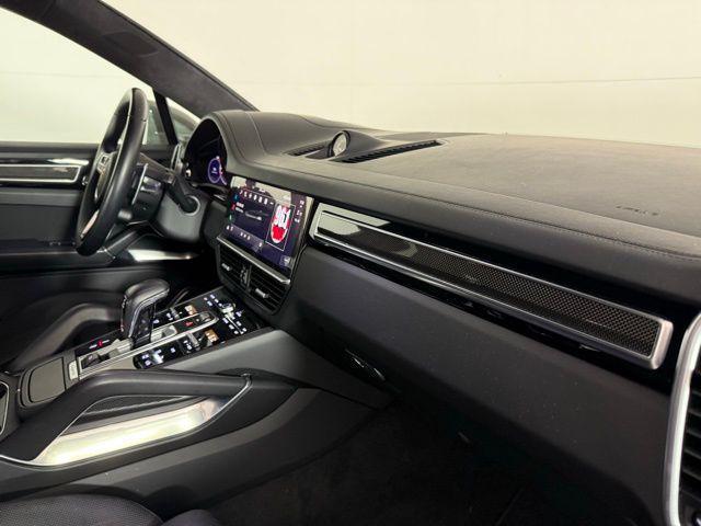 Photo of 2022 Quartzite Grey Metallic Porsche Cayenne