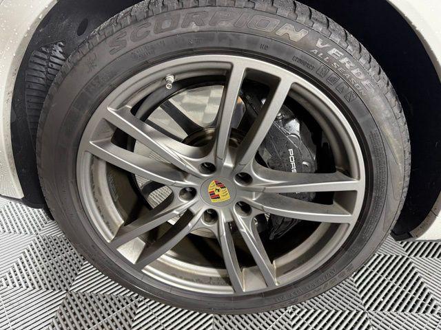 Photo of 2022 Quartzite Grey Metallic Porsche Cayenne