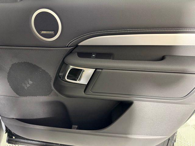 Photo of 2025 Black Land Rover Discovery