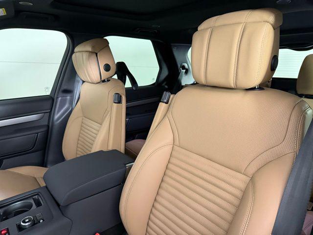 Photo of 2025 Black Land Rover Discovery