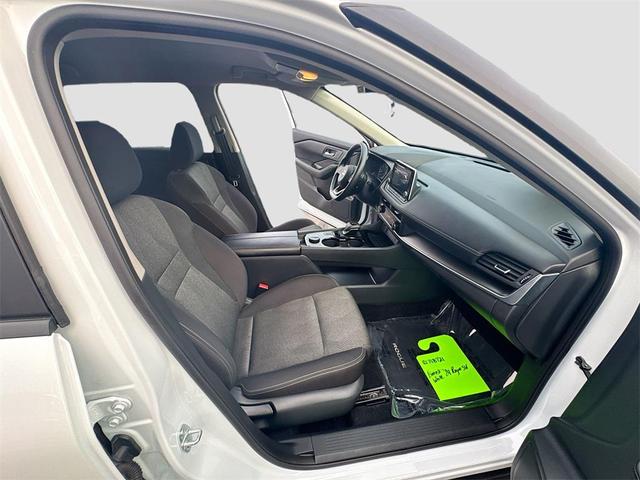 Photo of 2024 Everest White Pearl Nissan Rogue